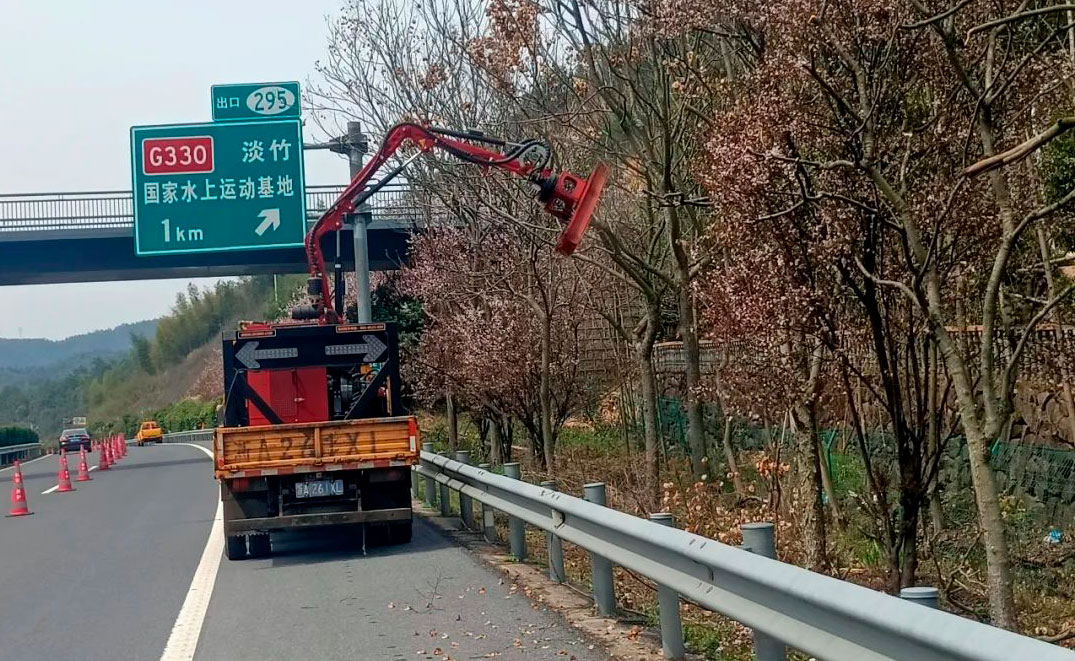 Lovell helps high-speed greening and pruning